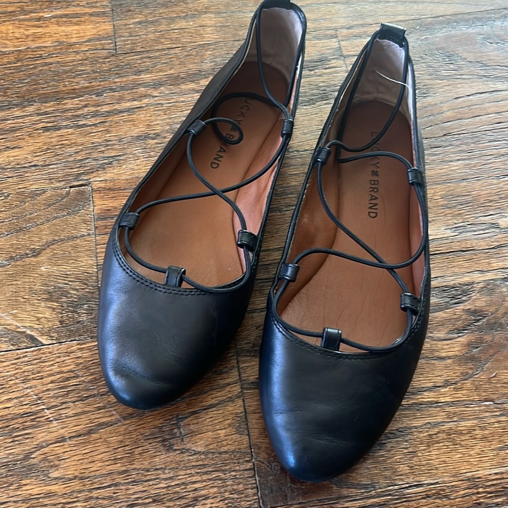 Lucky Brand crisscross bungee strap black flats